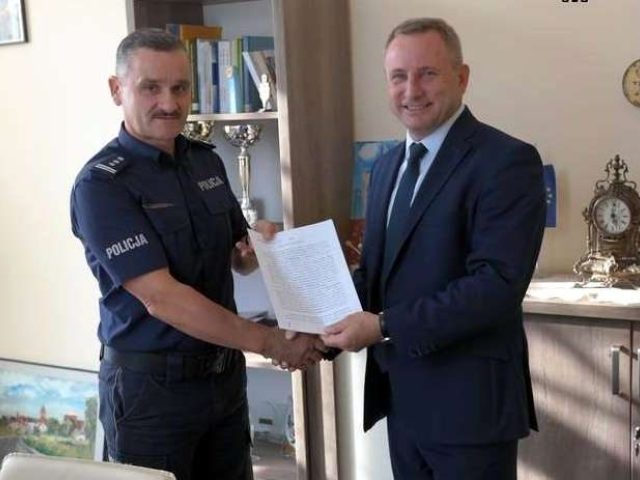Burmistrz Łachmański obdarował policjantów działką